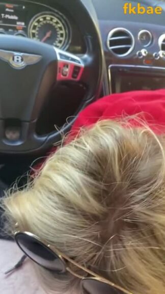 Pretty blonde sucked and fucked daddy’s cock in a convertible on the side of the road Snapchat sex
